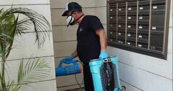 שלמה (שלומי) לוי מנכ"ל חברת אביה בקרת מזיקים (אביה הדברות) בזמן הדברת בניין